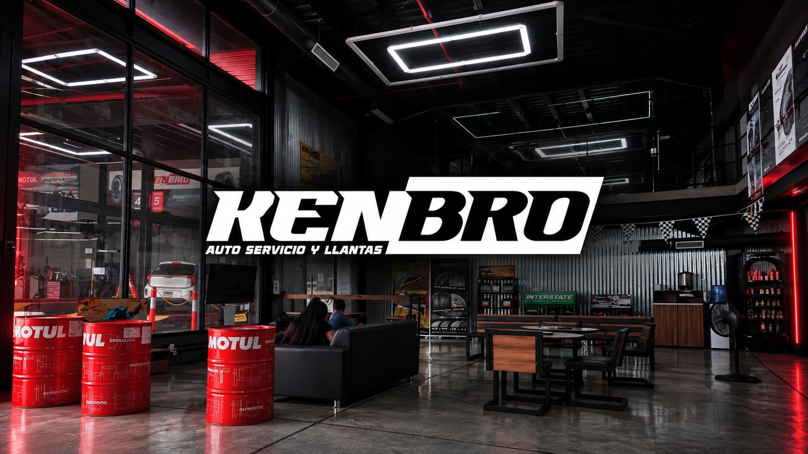 Sala de ventas de Kenbro con barriles rojos de Motul, sofá de espera y exhibidores de llantas, con el logo de Kenbro Auto Servicio y Llantas al centro